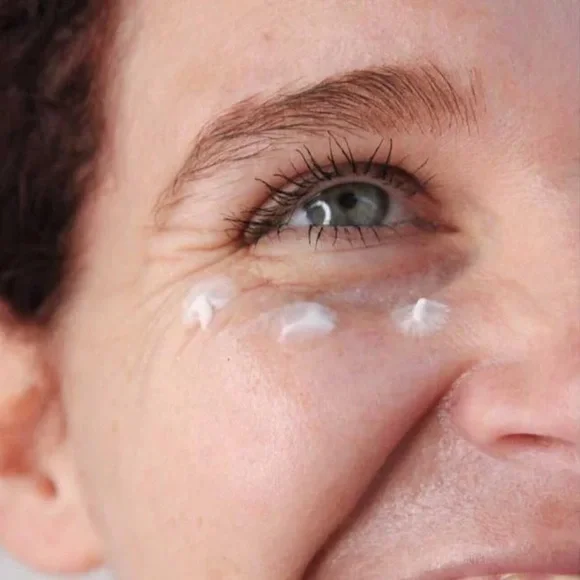 DR. LARA DEVGAN- Peptide Eye Cream - Picture 7 of 13